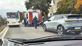 Голяма катастрофа на бул. "България" в София с пострадала млада жена, образува се задръстване Снимка Обновена