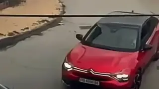 Червена кола се вряза два пъти в паркиран автомобил, свидетели се намесиха
