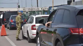 „До 40 часа чакане“: Огромни опашки на границата между Украйна и Полша