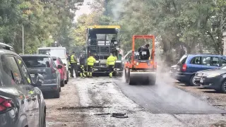 Асфалт върху шахтите и вълнообразни улици в столичния квартал