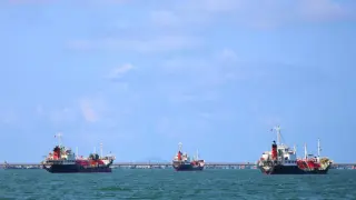Иранци на лов за парфюми и iPhon-и в Ормузкия проток