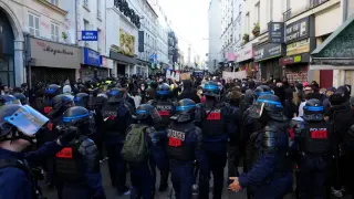 Спецчасти в Париж след нови сблъсъци и грабежи, десетки арестувани в Марсилия