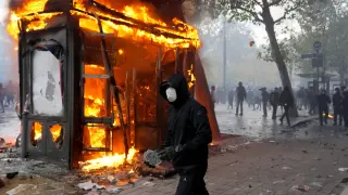 Огън и разрушения във Франция: 1800 арестувани, стотици разграбени магазини, пламнало кметство, какви са щетите след протестите Кадри