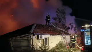 Голям пожар в Пловдив: Пламъци изпепелиха покрива на къща в „Коматево“