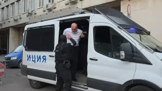 През страничен вход: Вкараха тримата задържани за убийството на Слави Бинев в СДВР Снимки През страничен вход: Вкараха тримата задържани за убийството на Слави Бинев в СДВР Снимки
