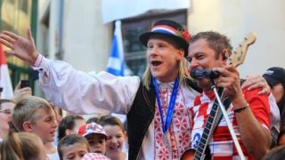 Хърватски скандалджия се размина със сериозен инцидент, спаси го... (ВИДЕО)