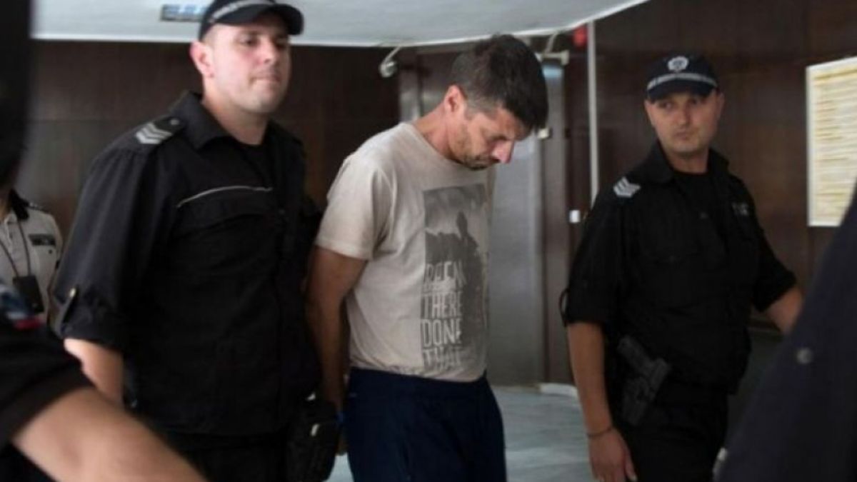 Вадиха кървавите ножове от жестокото убийство, при което Метушев закла най-добрия си приятел СНИМКИ