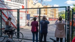 Без публика ли? Фен намери начин да гледа мач от Бундеслигата СНИМКА