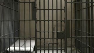 Тикнаха футболист в затвора заради секс с 14-годишна