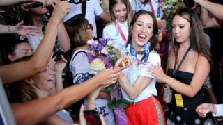 Невероятно посрещане за Златните момичета, огромна тълпа от фенове на летището СНИМКИ