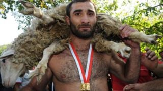 Страшен скандал! Полусляп спортист под карантина се напи и вилня в хотел