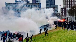 Пълен хаос и масови арести на голямо дерби в Европа ВИДЕО