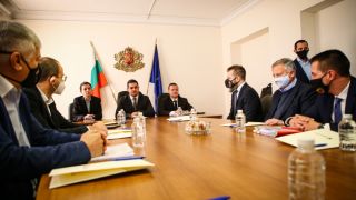 Ганчев и Инджов вече са при министъра, срещата започна
