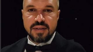 Валери Божинов с новогодишен поздрав от райско място ВИДЕО