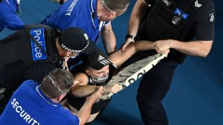 Нечувано! Фен нахлу на финала на Australian Open ВИДЕО