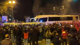 Ужас! Фенове нападнаха Реал и потрошиха автобуса му ВИДЕО