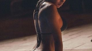 Бившата на Али Соу по-секси от всякога в червено бельо СНИМКИ 18+