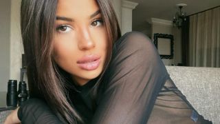 Известна българка остана топлес СНИМКИ 18+