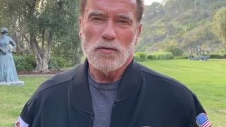 Хит в мрежата! Арнолд Шварценегер гледа и не вярва на очите си ВИДЕО