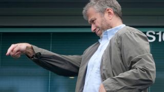 Абрамович намери утеха от санкциите при младо гадже СНИМКИ