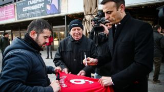 Фенове на ЦСКА подкрепиха Бербатов пред НДК
