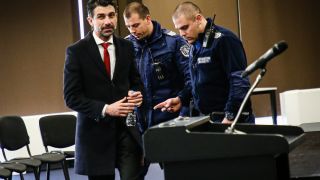 Екшън на конгреса! В НДК нахлу полиция