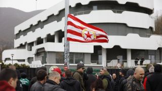Протестът пред БФС започна! Замириса на барбекю СНИМКИ