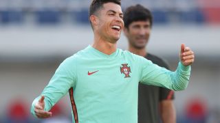 Джорджина ще откачи! Девойки със скандална молба към Роналдо