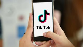 Историческо! Излъчват футболен мач от Европа в Tik Tok