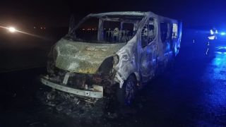 Огнен ад! Спряха, изпочупиха и запалиха бус, пълен с младежи