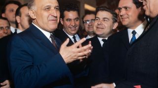Крият с шперплат строежа на стадион от Тодор Живков, докато той лети над него