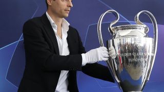 Бербатов показа на България купата на Шампионската лига