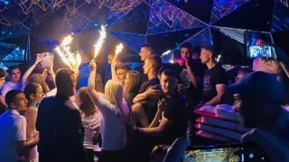 Левски вдигна шумно парти в Студентски град, Мъри разцелува дамите си ВИДЕО