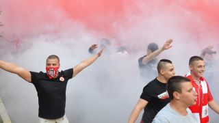 Война в ЦСКА! Ядосани фенове атакуваха футболистите, летят бутилки и банани