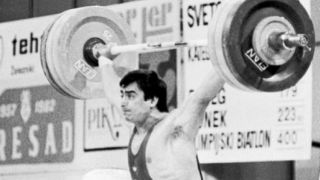 Легендарен наш щангист празнува