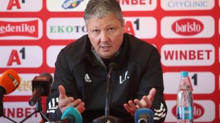 Фенове на ЦСКА грабнаха Любо Пенев: Нож в сърцето! 