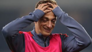 Шокиращ екшън на пътя с участието на фенове и футболисти ВИДЕО