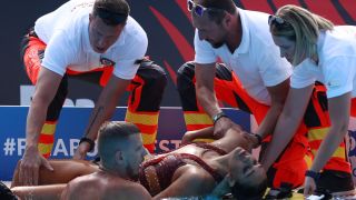 Страшен ужас на Световното по плуване! Спасиха живота на американка СНИМКИ