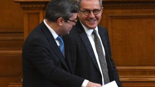 Йордан Цонев скри топката на всички пред Парламента ВИДЕО
