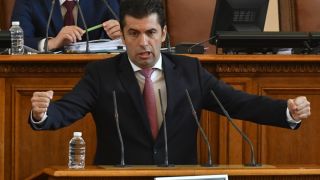 Фенове на ЦСКА със сигнал до Кирил Петков, поискаха да изгони...