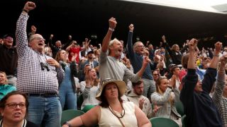 Шоуто е пълно! Фен заспа на "Уимбълдън", млада двойка прави... ВИДЕО