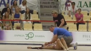 Шокиращ инцидент с гимнастичка на състезание