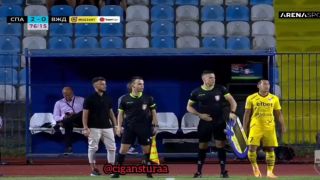 Смях! Съдия едва не контузи футболист край тъча ВИДЕО
