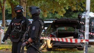 Опасност от атентат блокира хиляди на стадион в Германия СНИМКИ