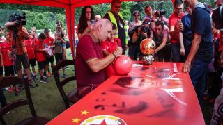 Стоичков облече световен шампион с екипа на ЦСКА СНИМКИ