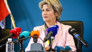 Министър Лечева се чуди къде са милионите за спорта