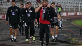 Грозни сцени в центъра на София след големия мач! Хвърлят камъни по Любо Пенев СНИМКИ