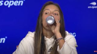Отпаднала от US Open дави мъката в алкохол ВИДЕО