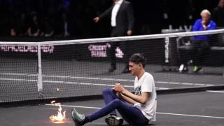 Мъж се запали преди последния мач на Федерер ВИДЕО