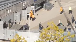 Фенове на Юнайтед не издържаха на резила ВИДЕО
